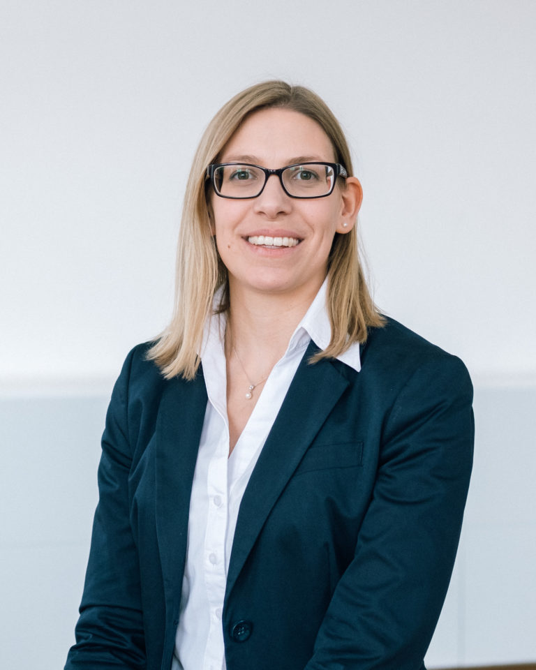 Portrait von Katharina Widhalm, LL.M, BSc