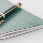 Stift auf geschlossenem Notizblock